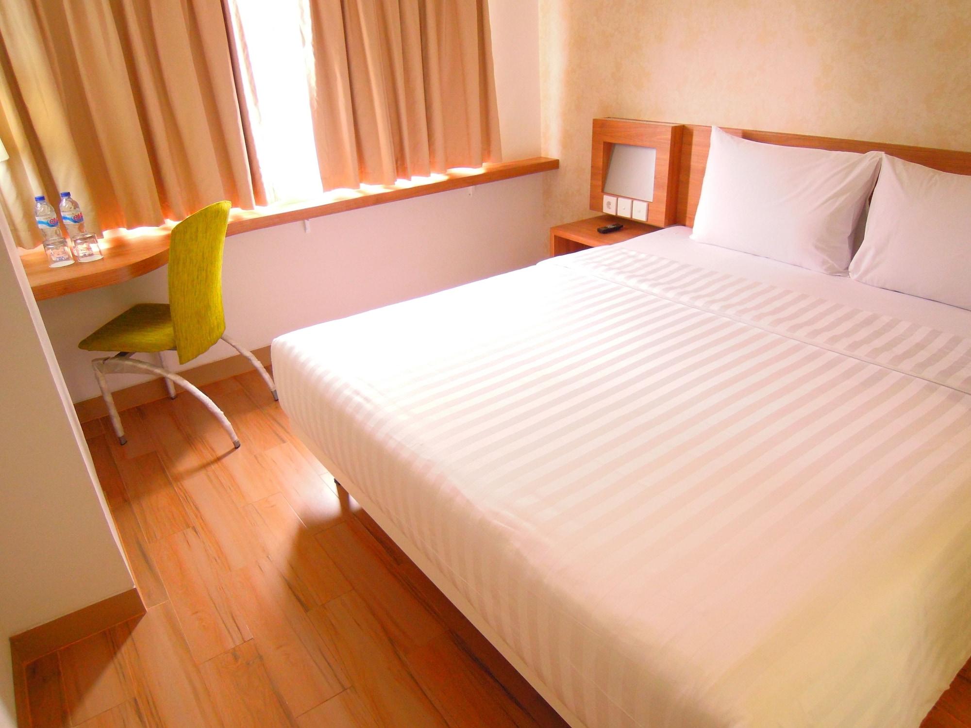 Whiz Hotel Cikini Yakarta Exterior foto