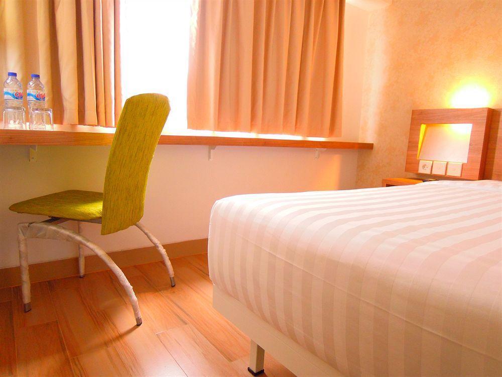 Whiz Hotel Cikini Yakarta Exterior foto