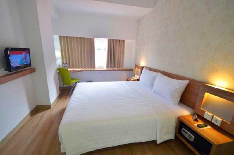 Whiz Hotel Cikini Yakarta Exterior foto