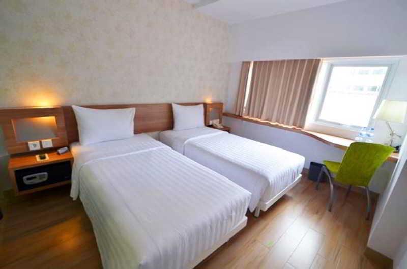 Whiz Hotel Cikini Yakarta Exterior foto