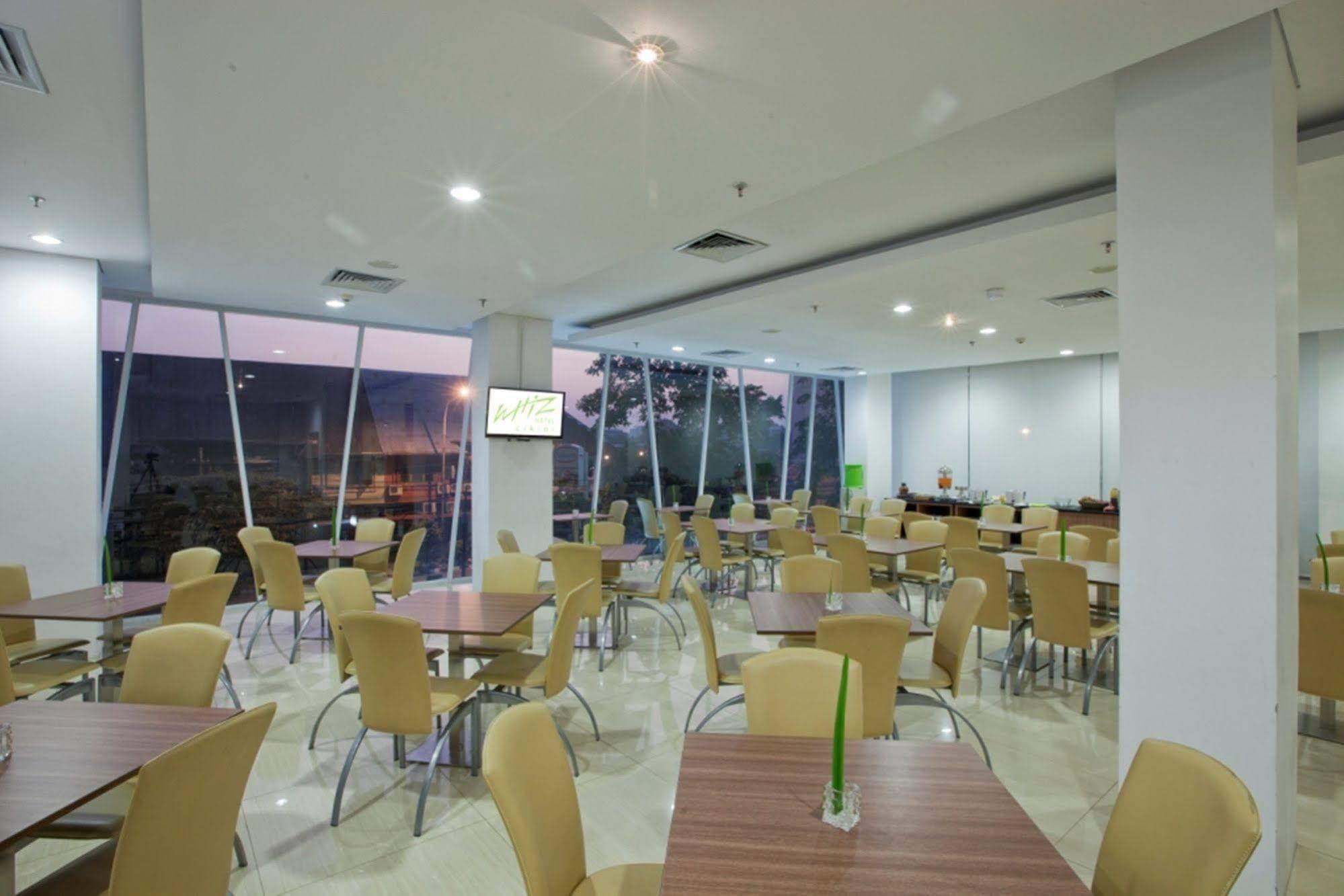 Whiz Hotel Cikini Yakarta Exterior foto