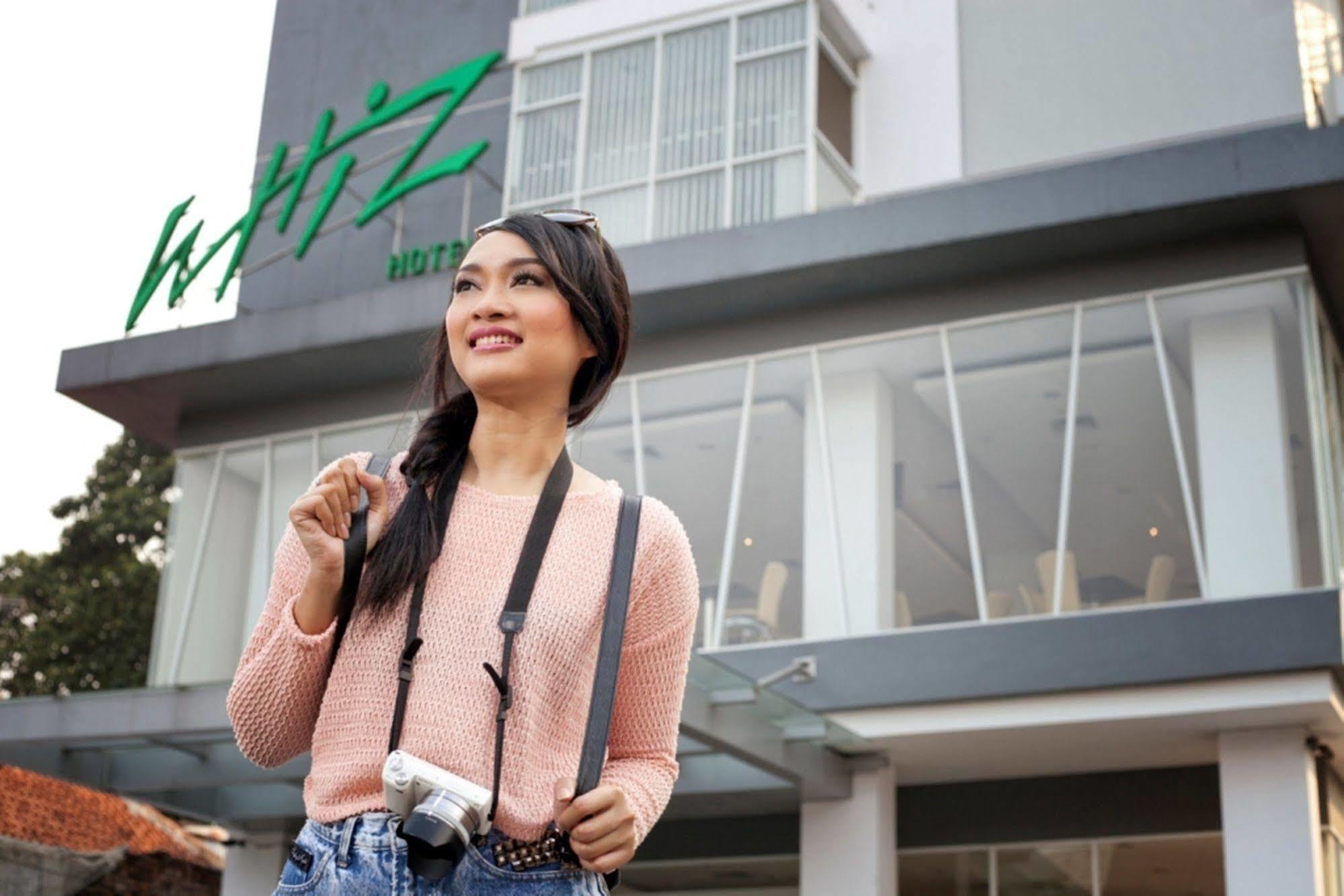 Whiz Hotel Cikini Yakarta Exterior foto